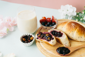 莓果醬雜糧麵包水果活力早餐