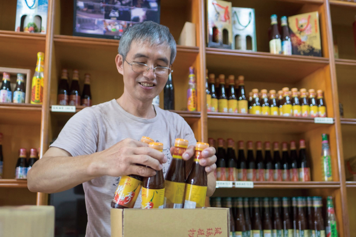 陳弘昌承襲父親的製作醬油技術，以時光及用心換取每一滴純釀醬油。